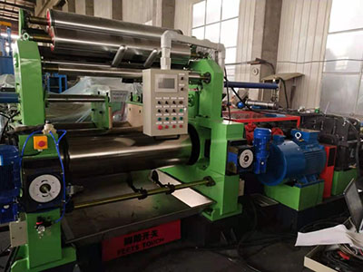 密煉機(jī)是在開(kāi)煉機(jī)的基礎(chǔ)上發(fā)展起來(lái)的